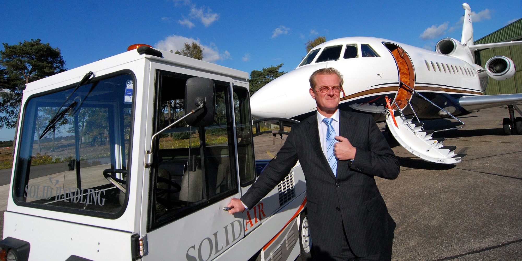Rogier Buijs vor einer Falcon 900. von SolidAir bzw. Solid Airport Weeze